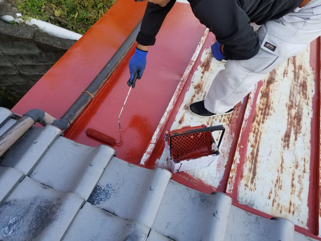 鉄板屋根のサビ止め塗装施工中